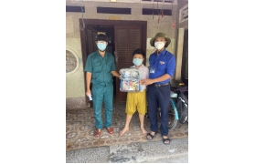  tặng quà cho các em học sinh tiểu học là con cháu các thành viên Hội cựu chiến binh xã Thạnh An, Huyện Cần Giờ có hoàn cảnh khó khăn